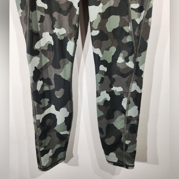 Athleta Lightning Camo Leggings Size Small Green - Picture 10 of 15